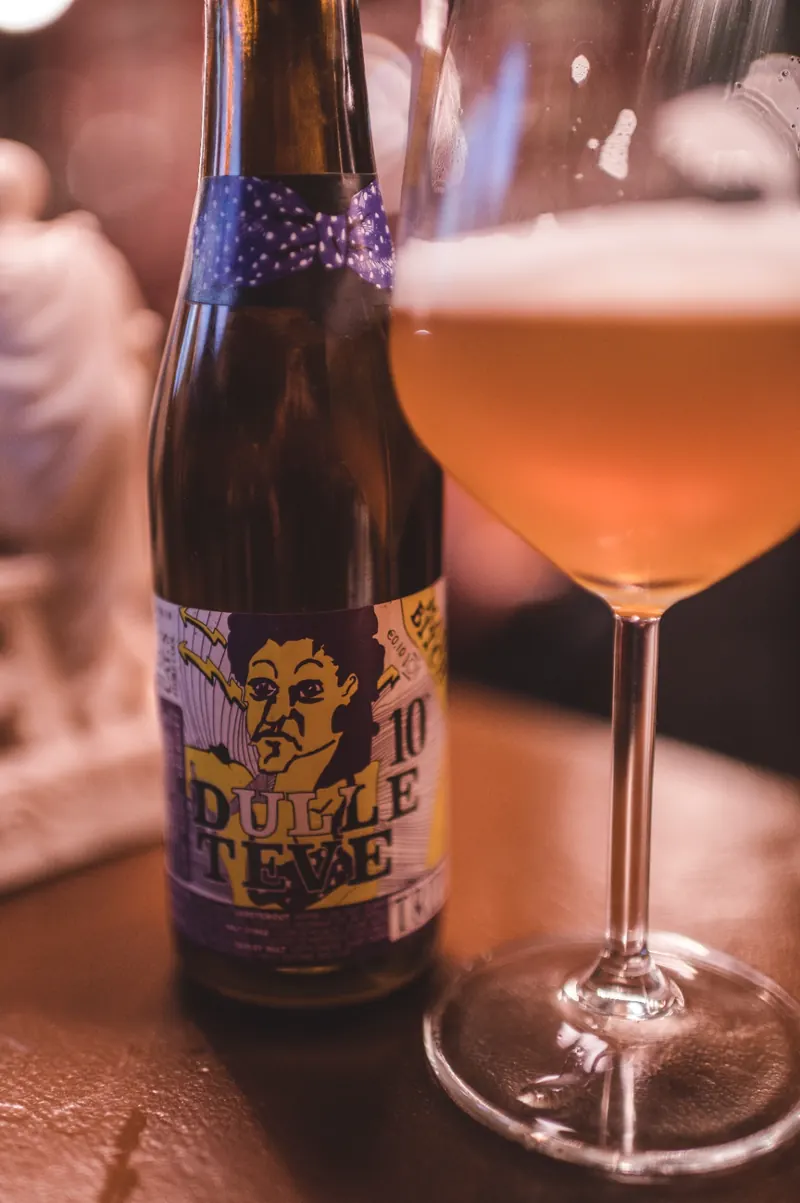 Detail van bierfles en glas