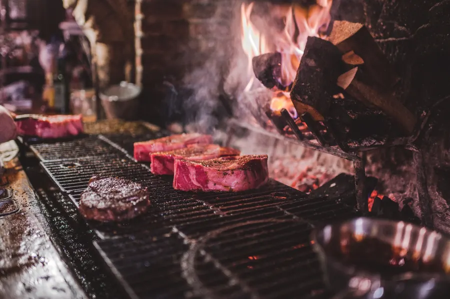Steaks op het houtvuur